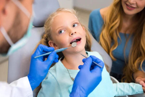 leczenie-dzieci-depositphotos_221795498-stock-photo-cropped-shot-dentist-working-adorable.jpg